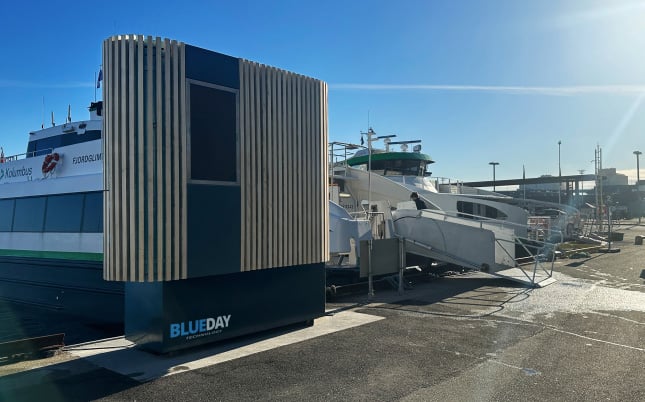Laddningsstation för elfartyg i Stavangers hamn.