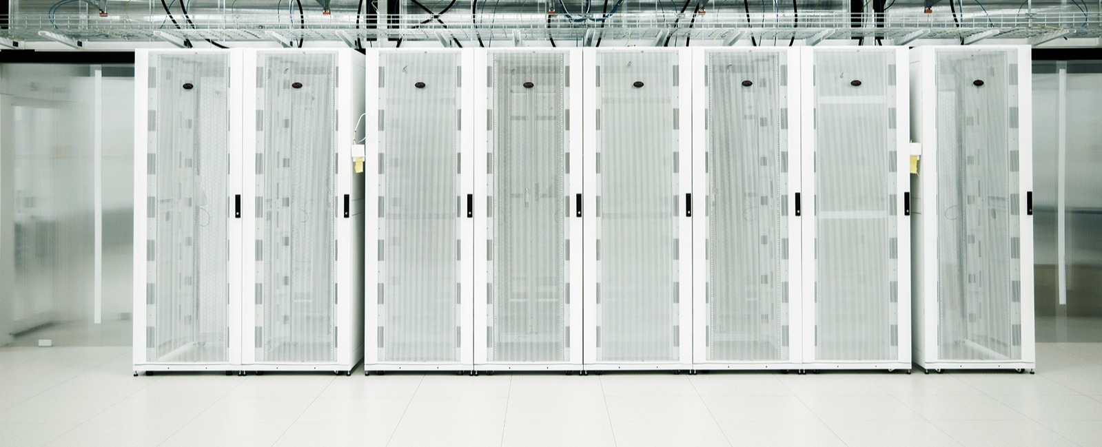 Rader av vita serverskåp i ett datacenter Rader av vita serverskåp i ett datacenter