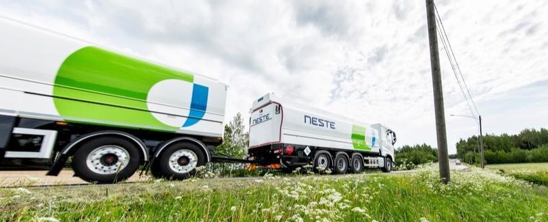 Grön HVO100 tankbil parkerad på en väg med kraftledningar. Grön HVO100 tankbil parkerad på en väg med kraftledningar.