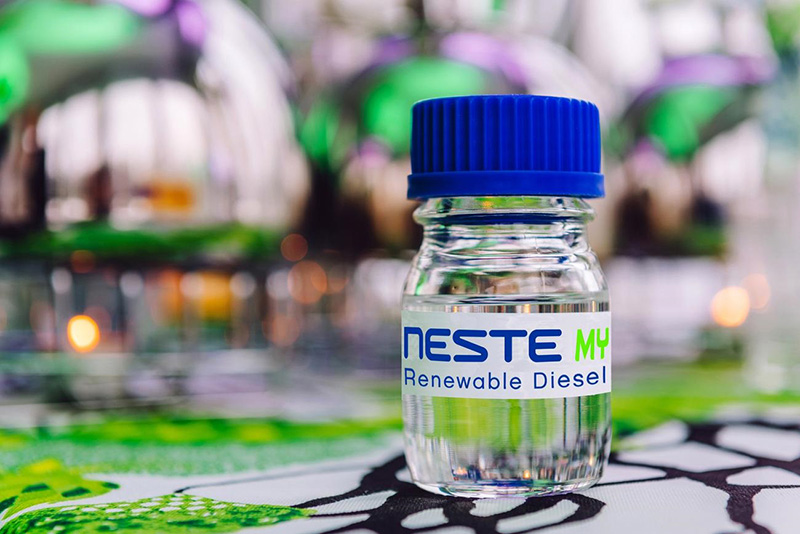 Neste MY Renewable Diesel-flaska med blått lock på laboratoriebord. Neste MY Renewable Diesel-flaska med blått lock på laboratoriebord.