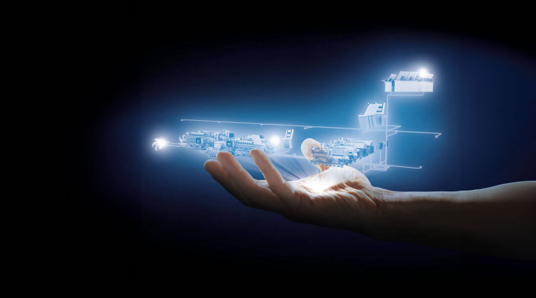 Digitalt hologram av ett fartyg projicerat över en hand. Digitalt hologram av ett fartyg projicerat över en hand.